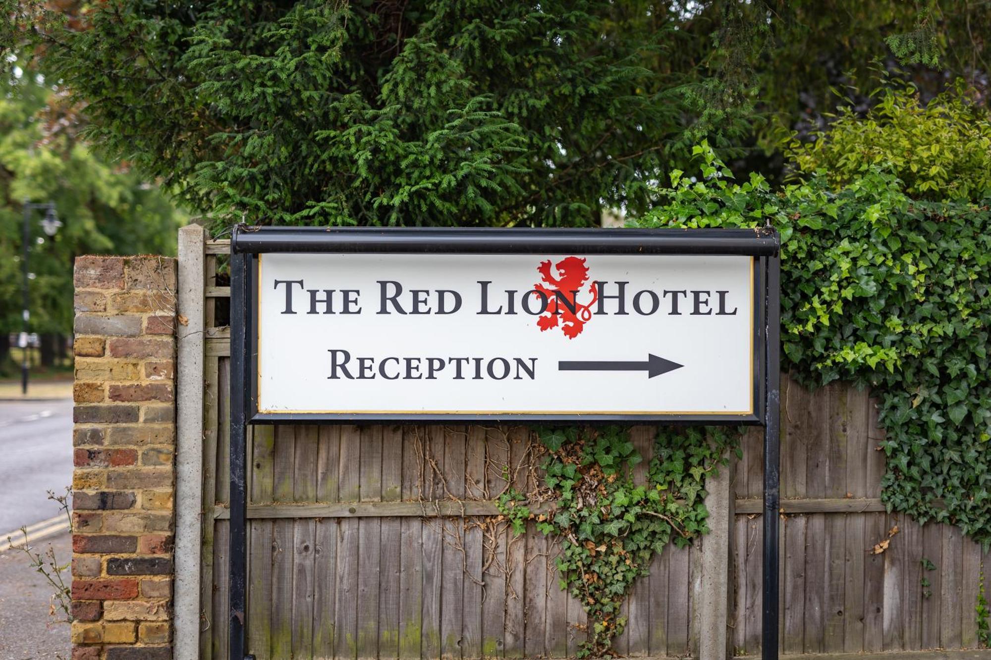 The Red Lion Hotel Хитроу Экстерьер фото