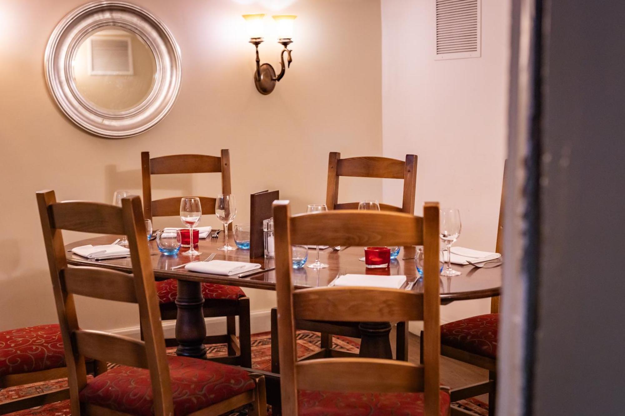 The Red Lion Hotel Хитроу Экстерьер фото