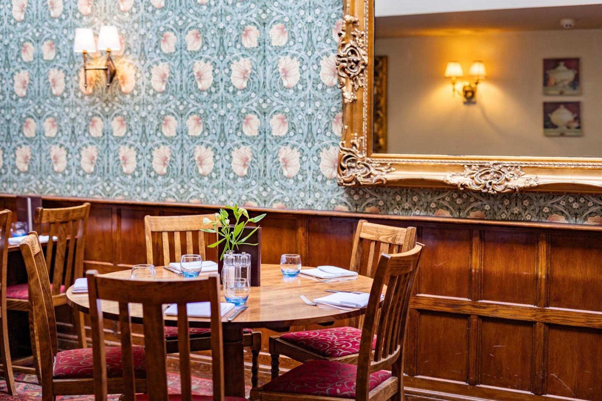 The Red Lion Hotel Хитроу Экстерьер фото