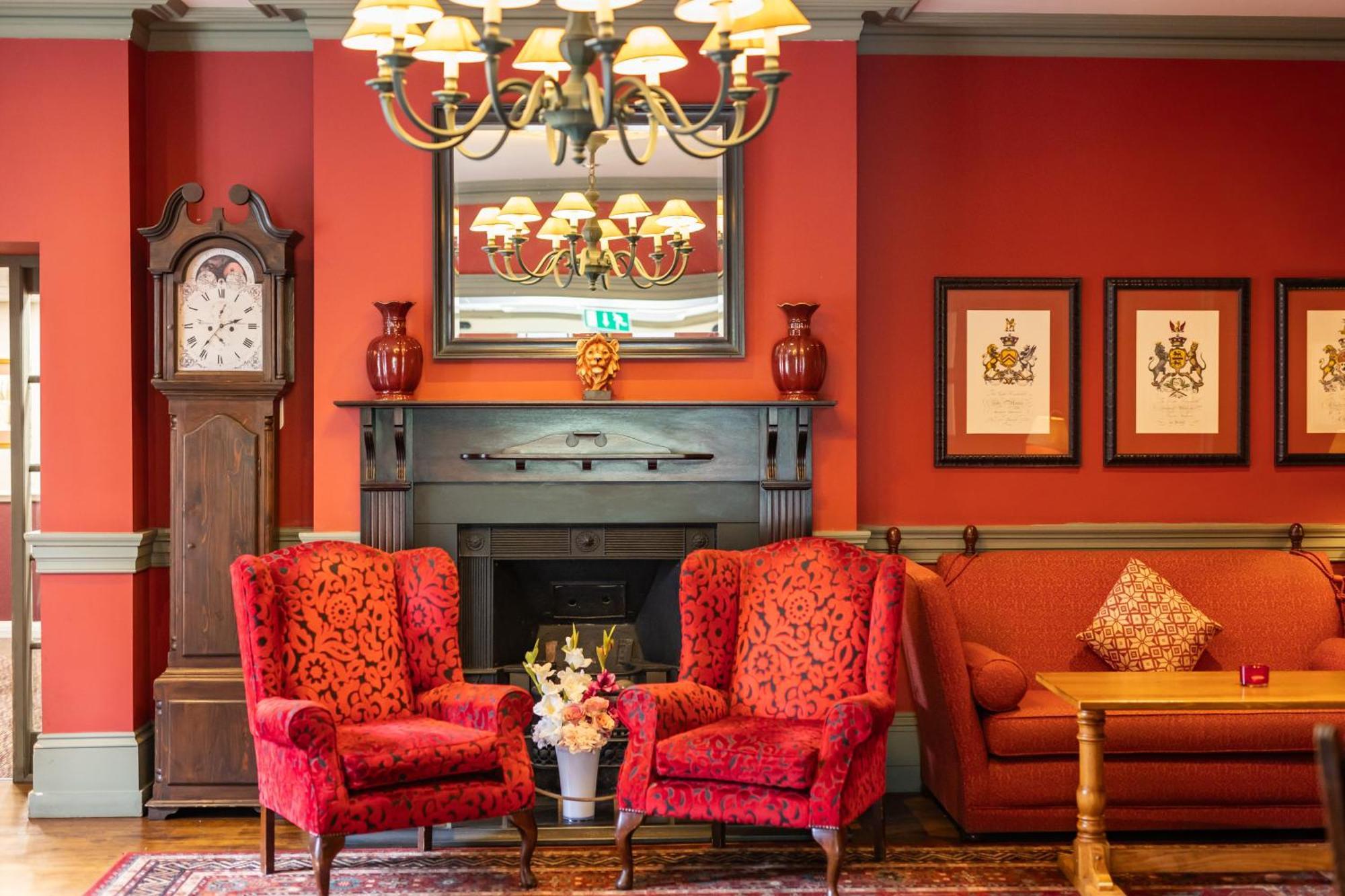 The Red Lion Hotel Хитроу Экстерьер фото