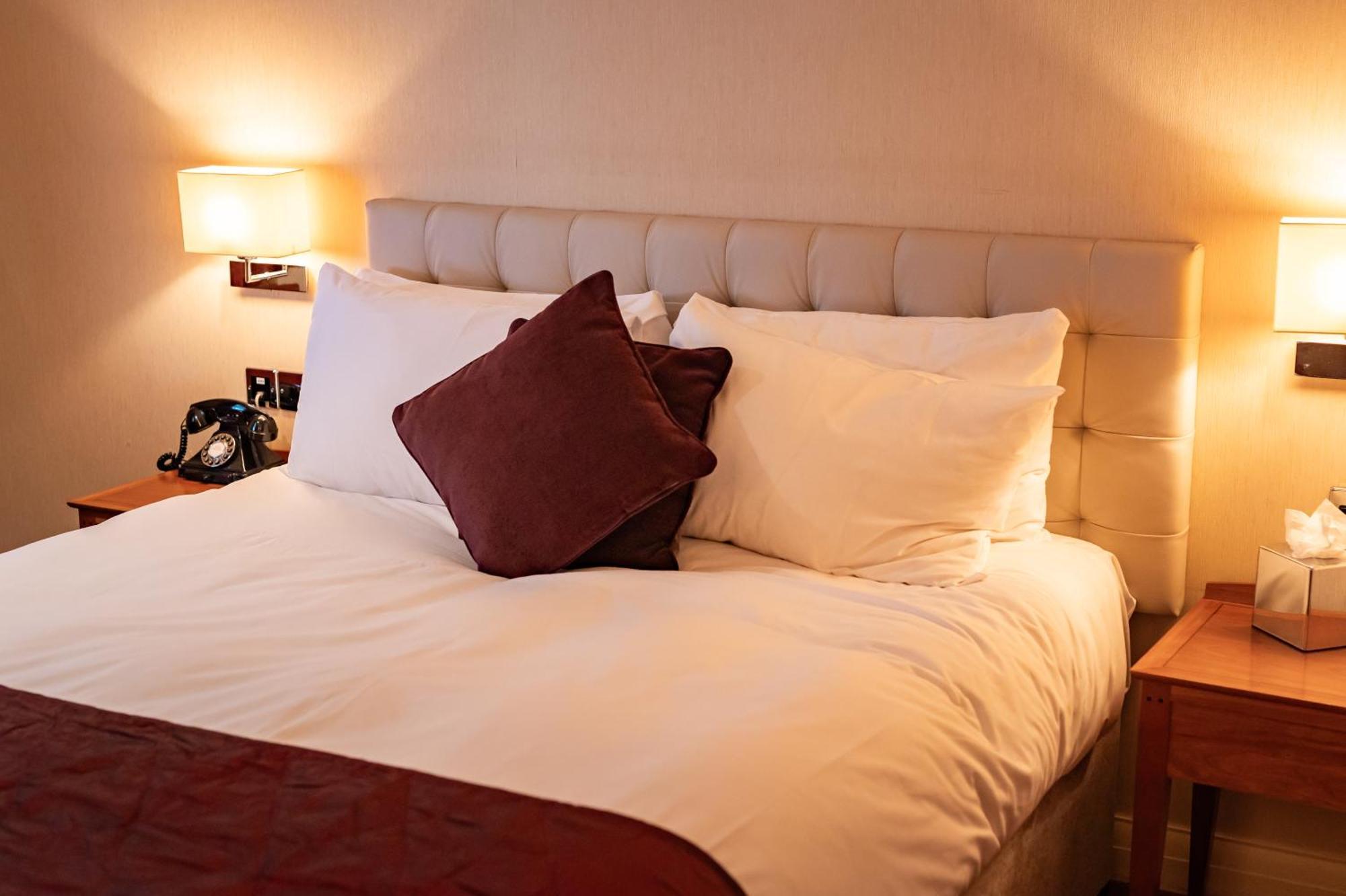 The Red Lion Hotel Хитроу Экстерьер фото