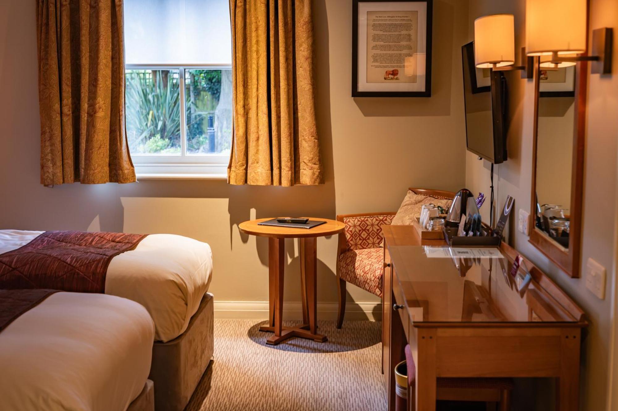 The Red Lion Hotel Хитроу Экстерьер фото