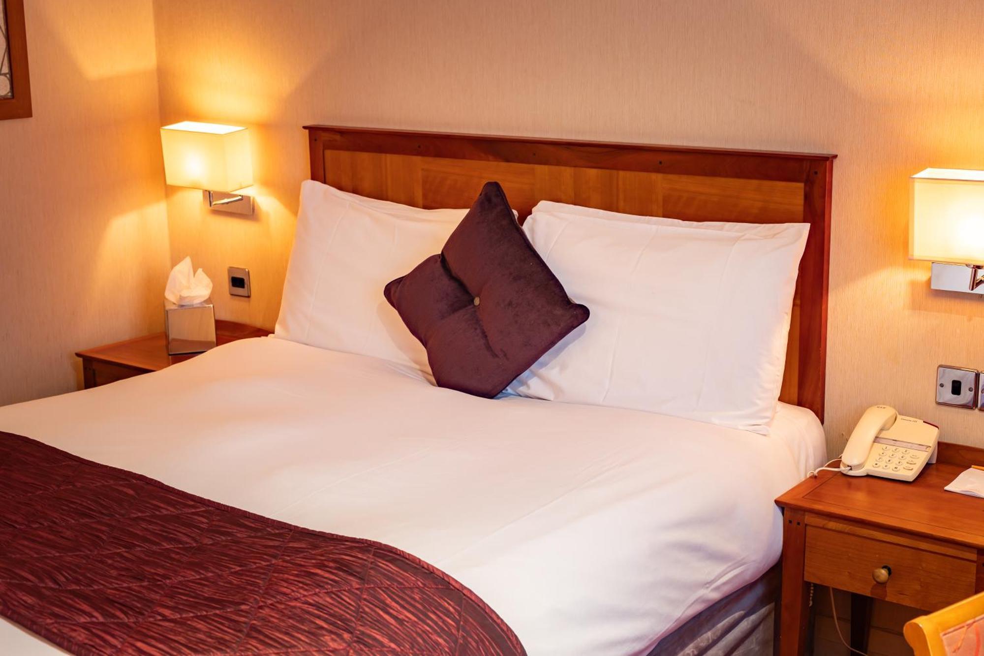 The Red Lion Hotel Хитроу Экстерьер фото
