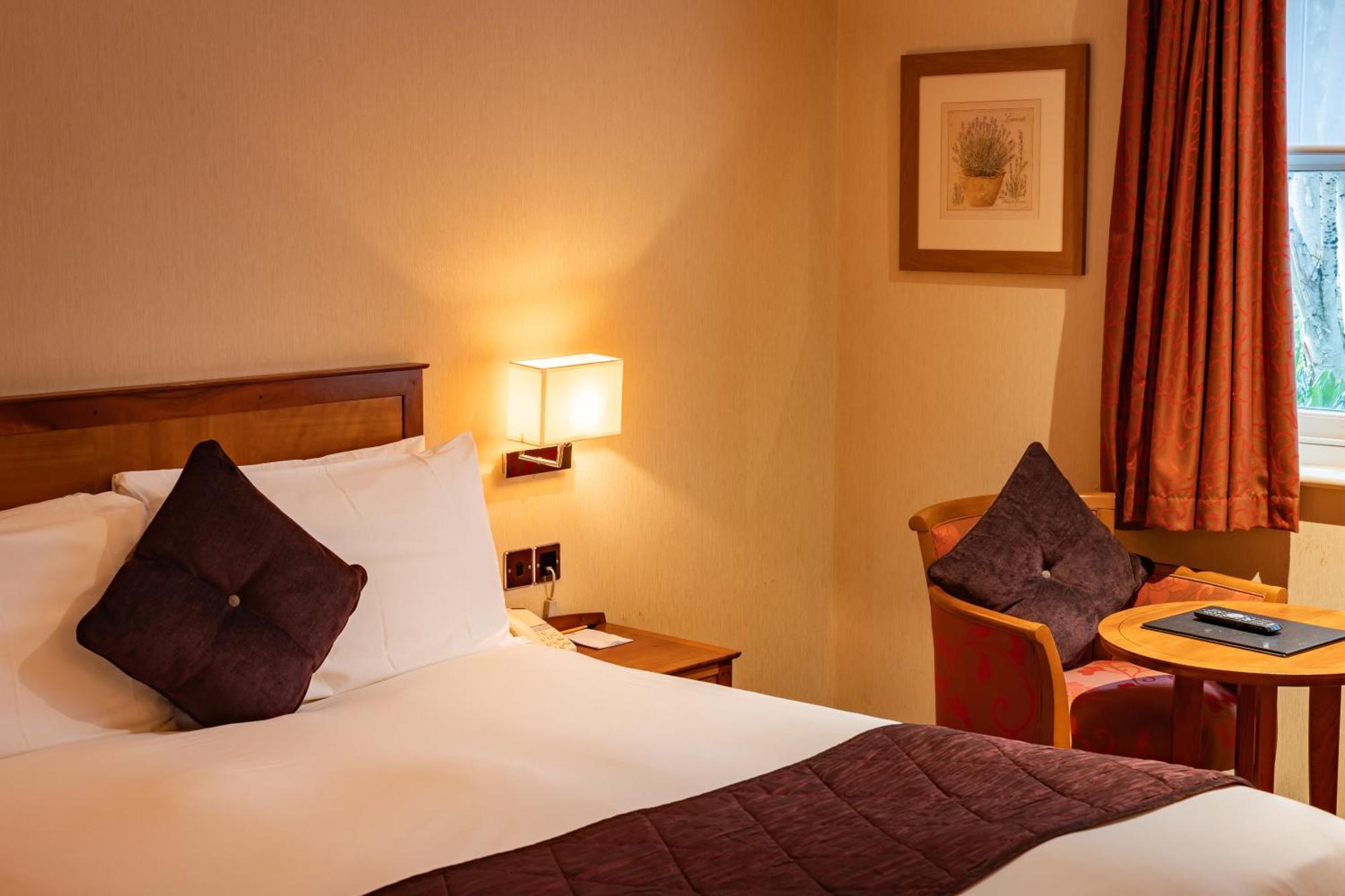 The Red Lion Hotel Хитроу Экстерьер фото
