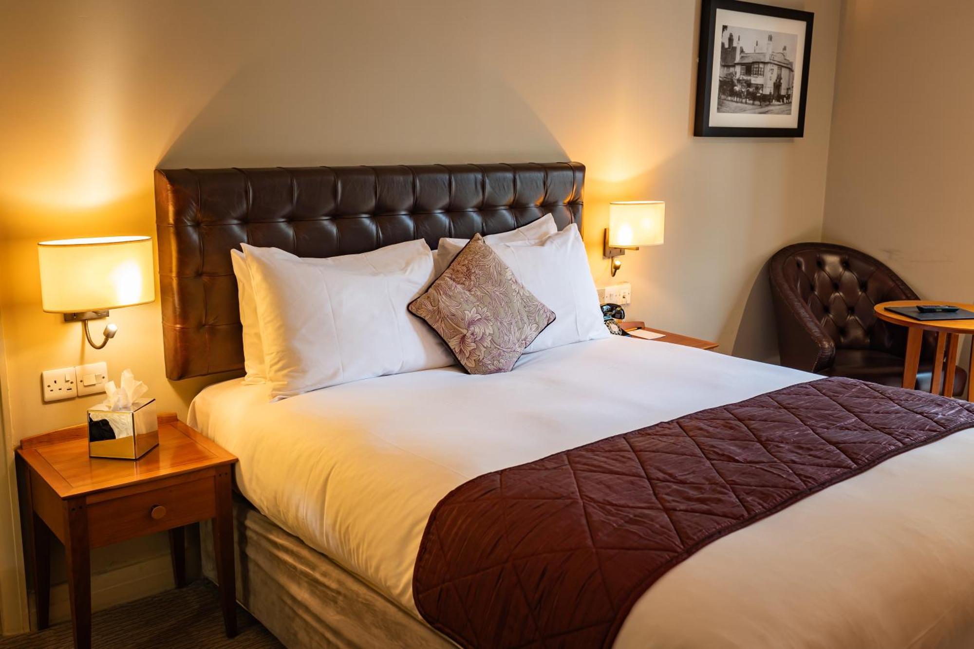 The Red Lion Hotel Хитроу Экстерьер фото