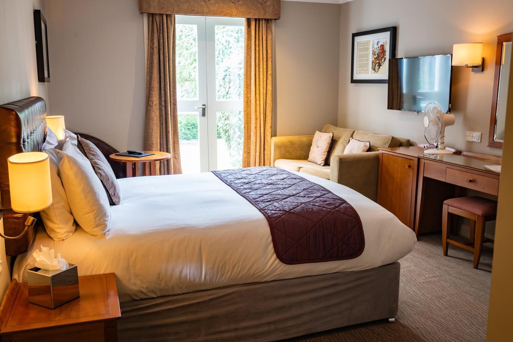 The Red Lion Hotel Хитроу Экстерьер фото